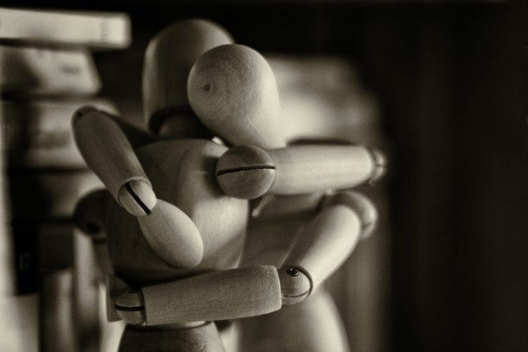 deux mannequins de bois s'enlacent