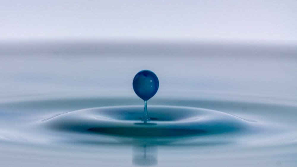 macrographie d'une goutte d'eau