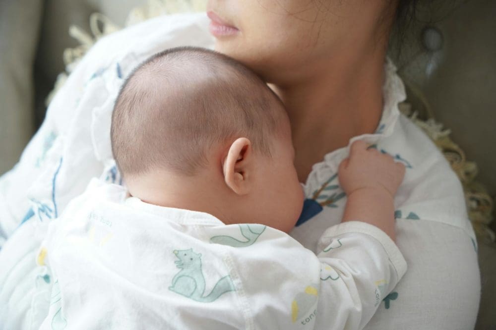 Une jeune maman berçant son nouveau-né