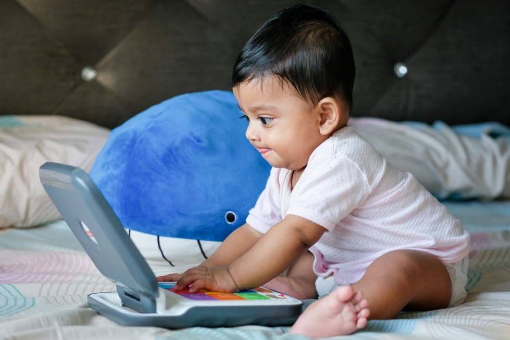Bébé qui joue sur un ordinateur jouet