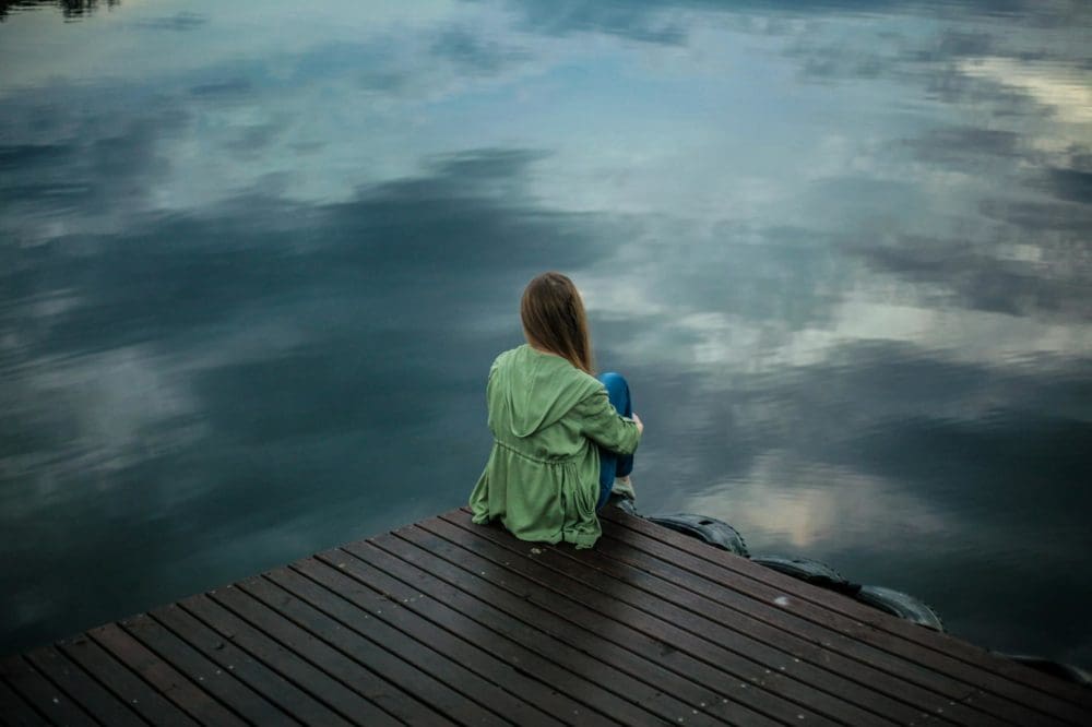 Une femme seule sur un pont de bois