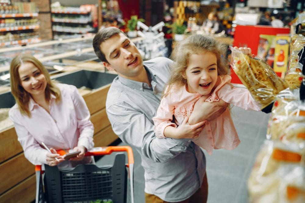 Parents font des courses avec leur petite fille