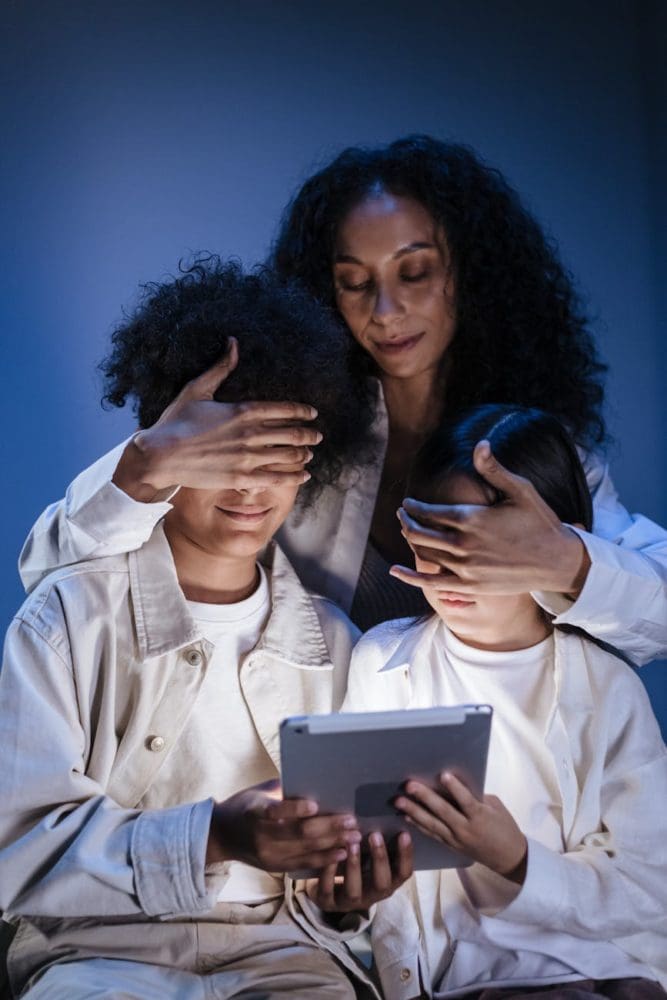 une maman protège ses enfants des images sur l'écran